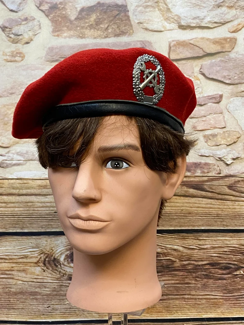 Vintage Uniform-Barett rot Gr. 60