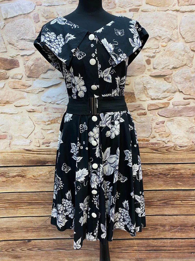 50er Jahre Kleid Schwarz Weiß Gr. 38 – Rockabilly Swingkleid mit Früchteprint und großem Kragen
