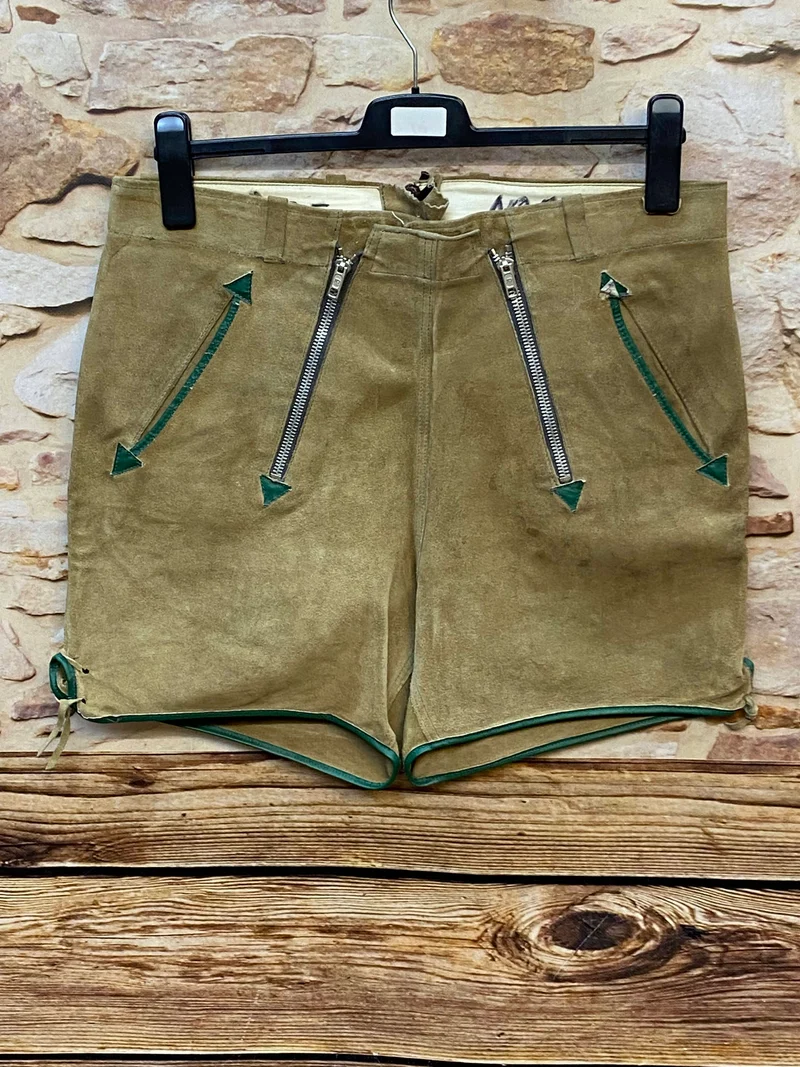 Kurze Trachtenlederhose aus Leder in Beige-Grün – ca. Gr. 52