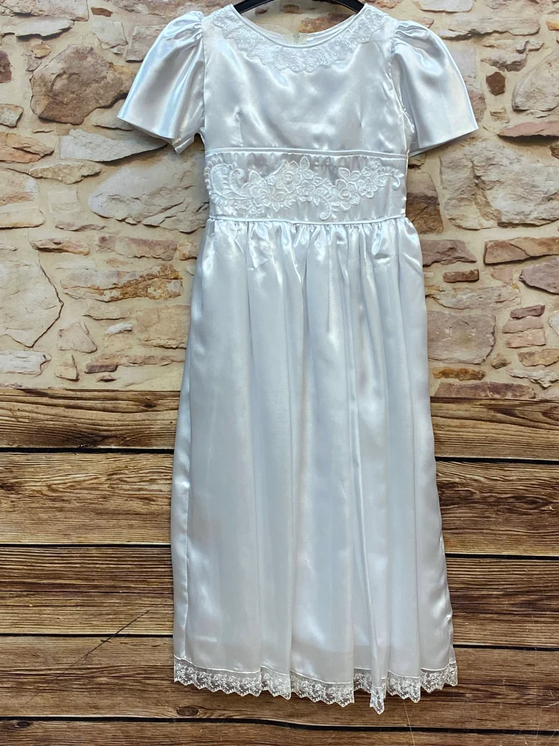 Mädchen Festkleid mit Spitze & Satinschimmer – Gr. 134