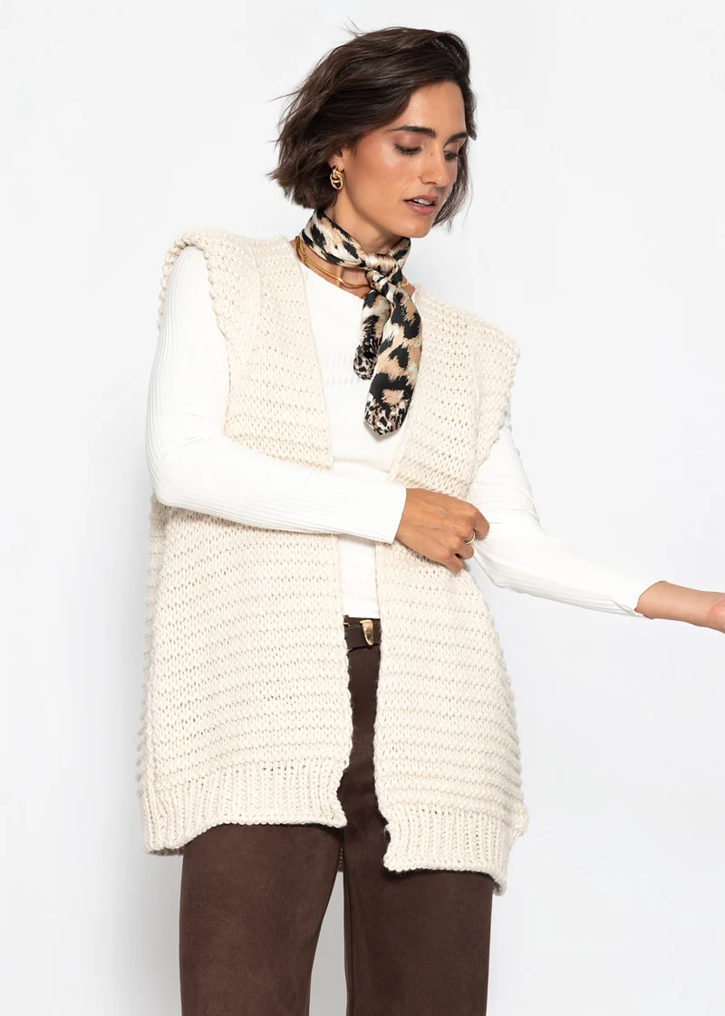 Lange ärmellose Strickweste mit strukturierten Schultern - offwhite