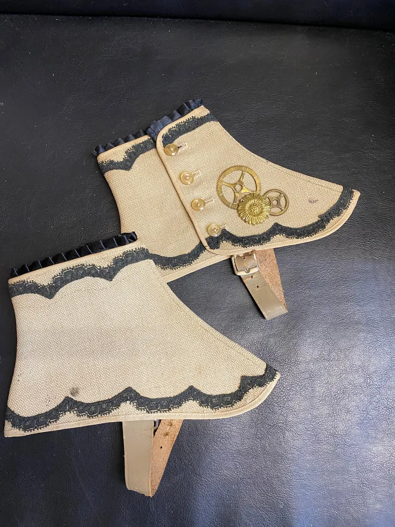 Steampunk Gamaschen Vintage Unikat – handveredelt Spats beige Zahnräder