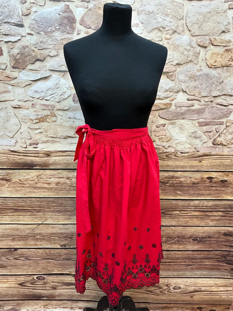 Vintage Dirndlschürze rot - Stickerei, mittellang