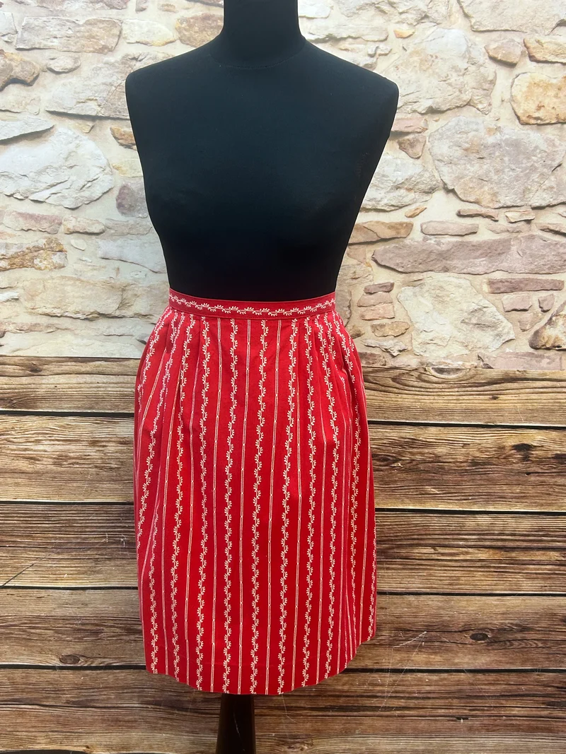 Vintage Dirndlschürze rot gemustert – Trachten Schürze mit Streifen & Ornamenten