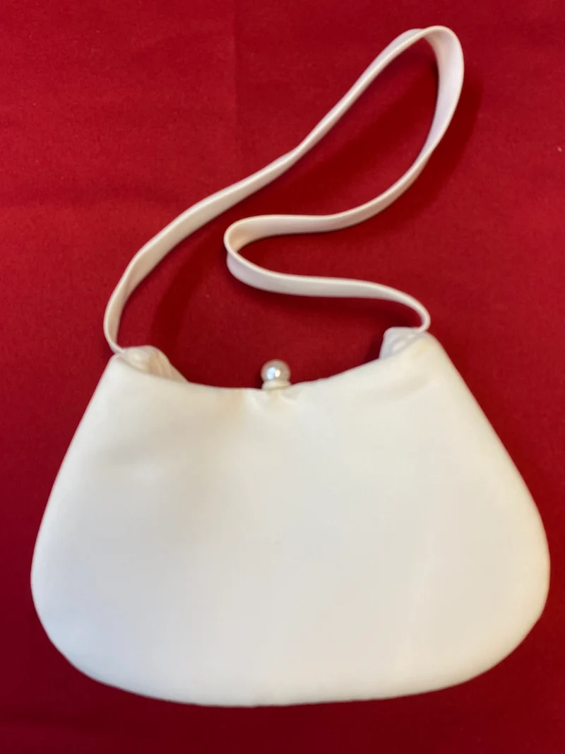 Kommunion Tasche weiß mit Perlenverschluss – kleine Umhängetasche für Mädchen
