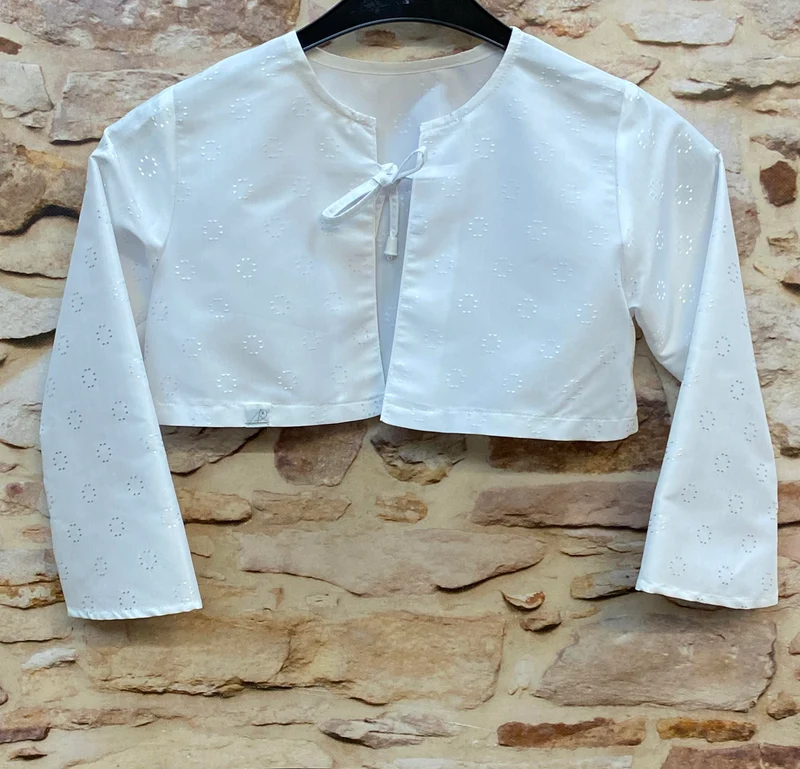 Kommunion Bolero Mädchen weiß Gr. 140 – festlicher Bolero mit feinem Muster