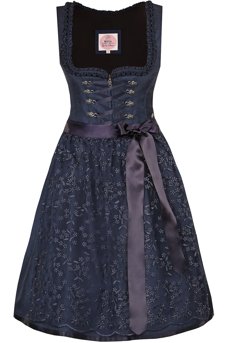 Mini-Dirndl mit Rüschen und Perlen