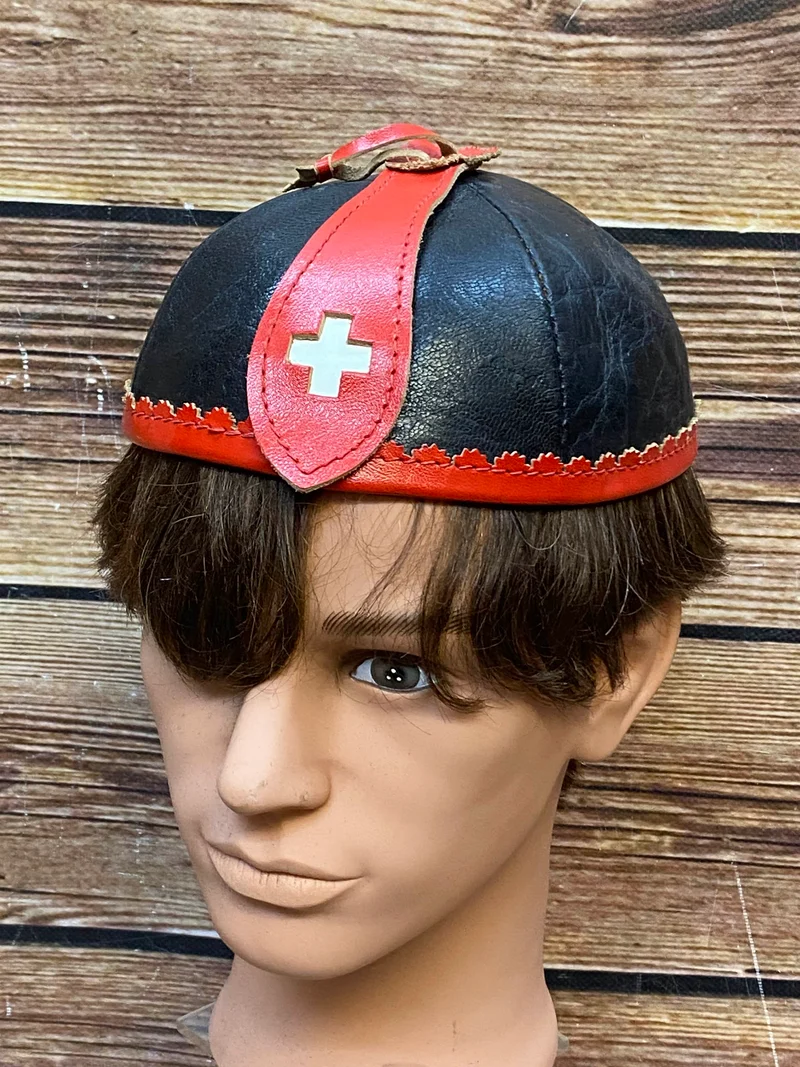 Vintage Lederkappe Schweiz – Rot Schwarz mit Kreuz Applikation