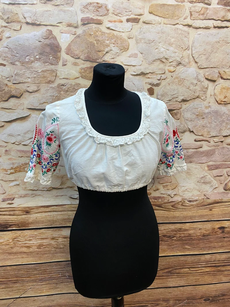Vintage Dirndlbluse Damen – Bestickt mit Blumenärmeln (70er–80er)