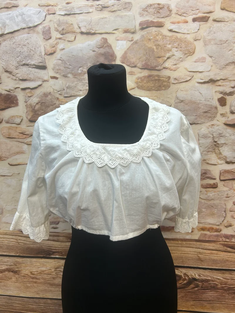 Vintage Dirndlbluse weiß mit Lochspitze Gr. 44 – Trachtenbluse