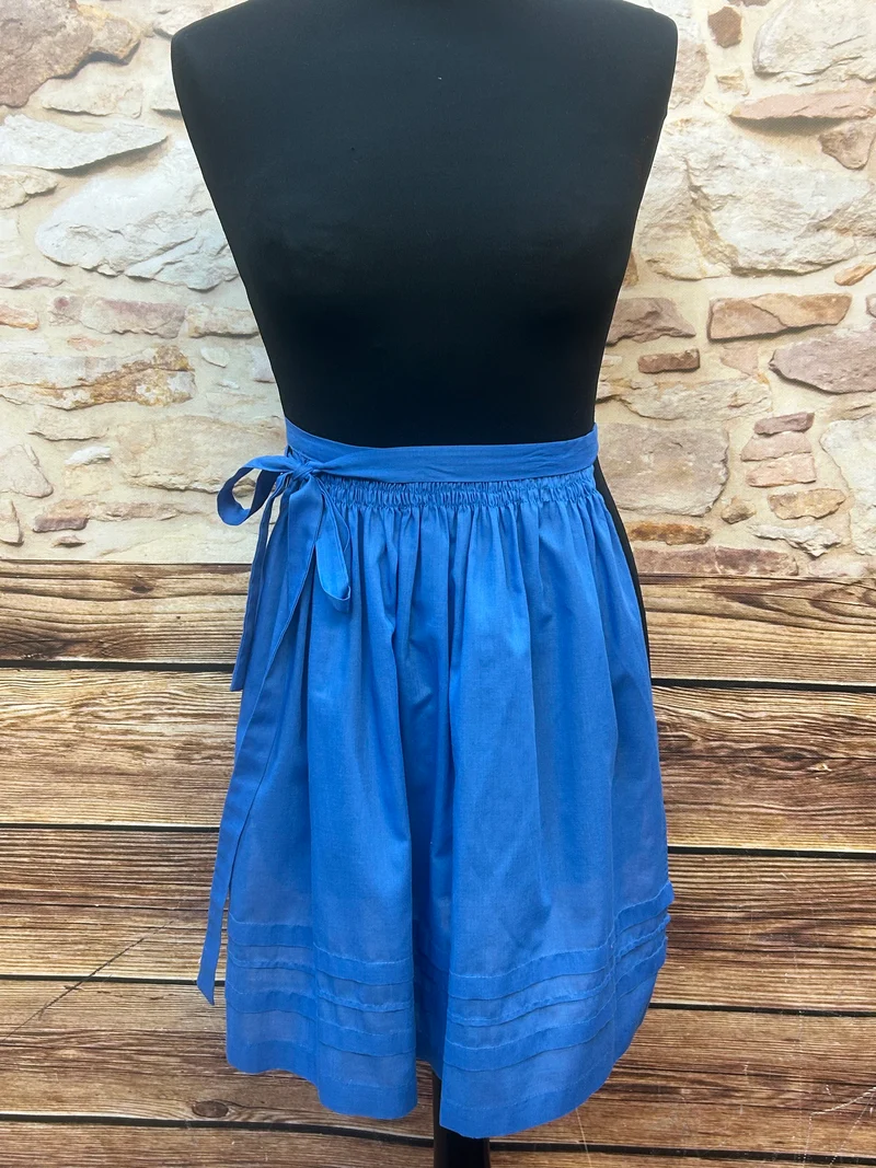 Vintage Dirndlschürze himmelblau – kurze Trachten Schürze mit Biesen