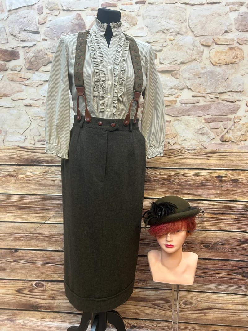 Vintage Damen-Outfit mit Rock, Bluse, Hosenträgern & Hut (Gr. 38)