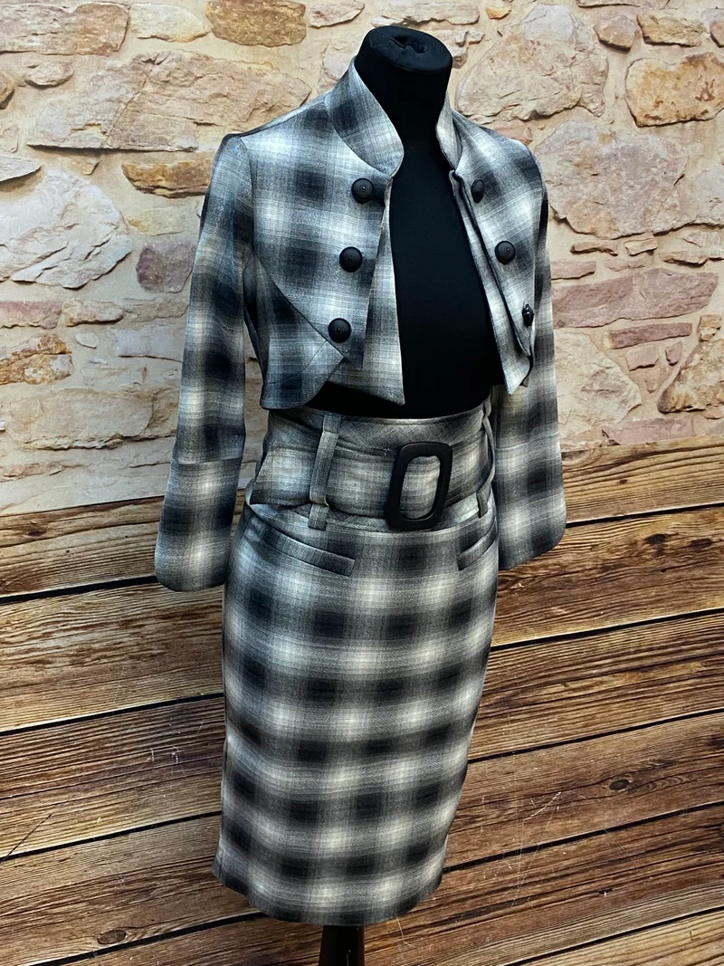 Eleganz in Karomuster: Vintage Damen-Kostüm in Größe 36 (34)