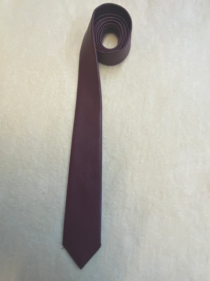 Dunkelrote Lederkrawatte (Vintage)