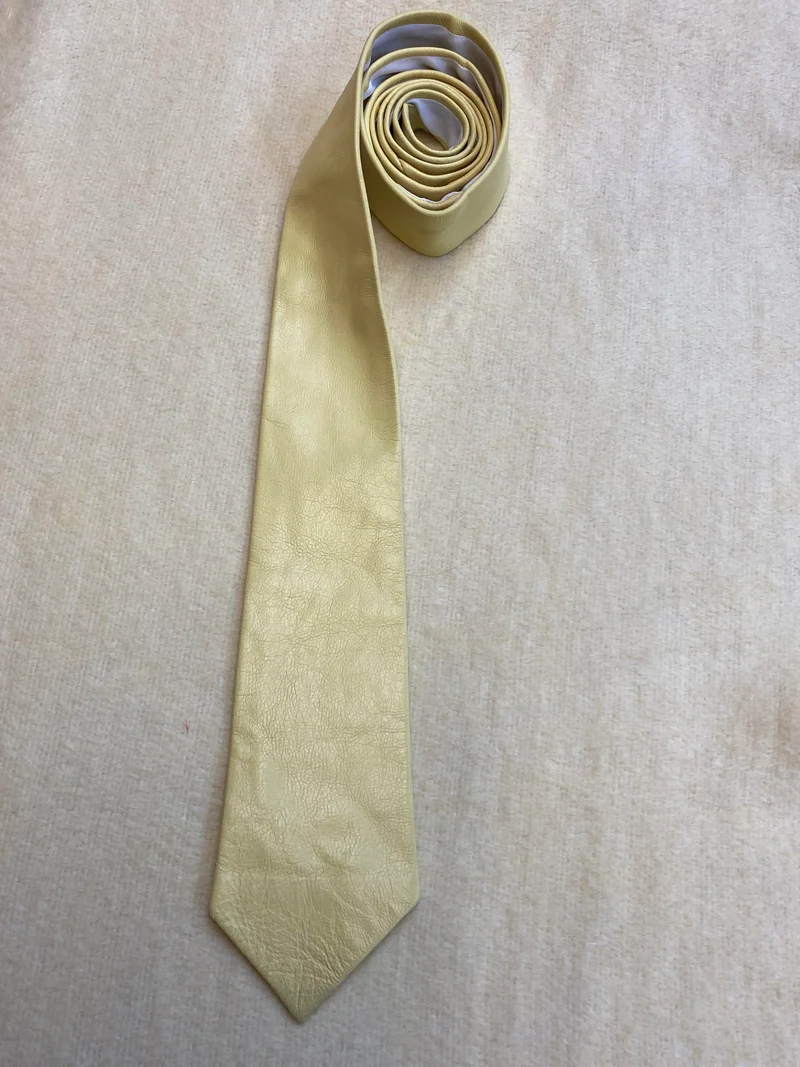 Hellgelbe Vintage-Lederkrawatte – Eleganter Retro-Look