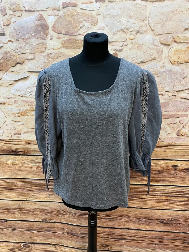 Trachtenshirt - Grau - Spitzendetails - Größe 42