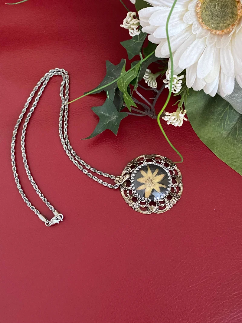Traditionelle Trachtenkette mit Edelweiß-Motiv