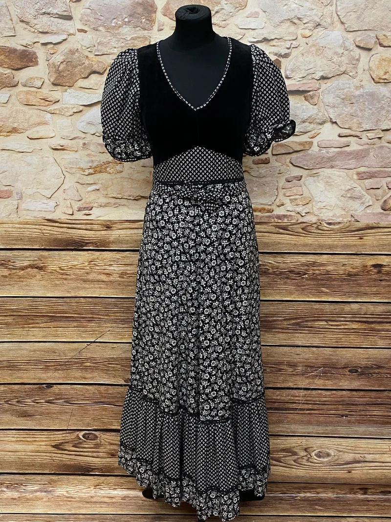 Langes Vintage 70er Jahre Maxi-Kleid Gr.32 in der Farbe schwarz mit weißen Blumen
