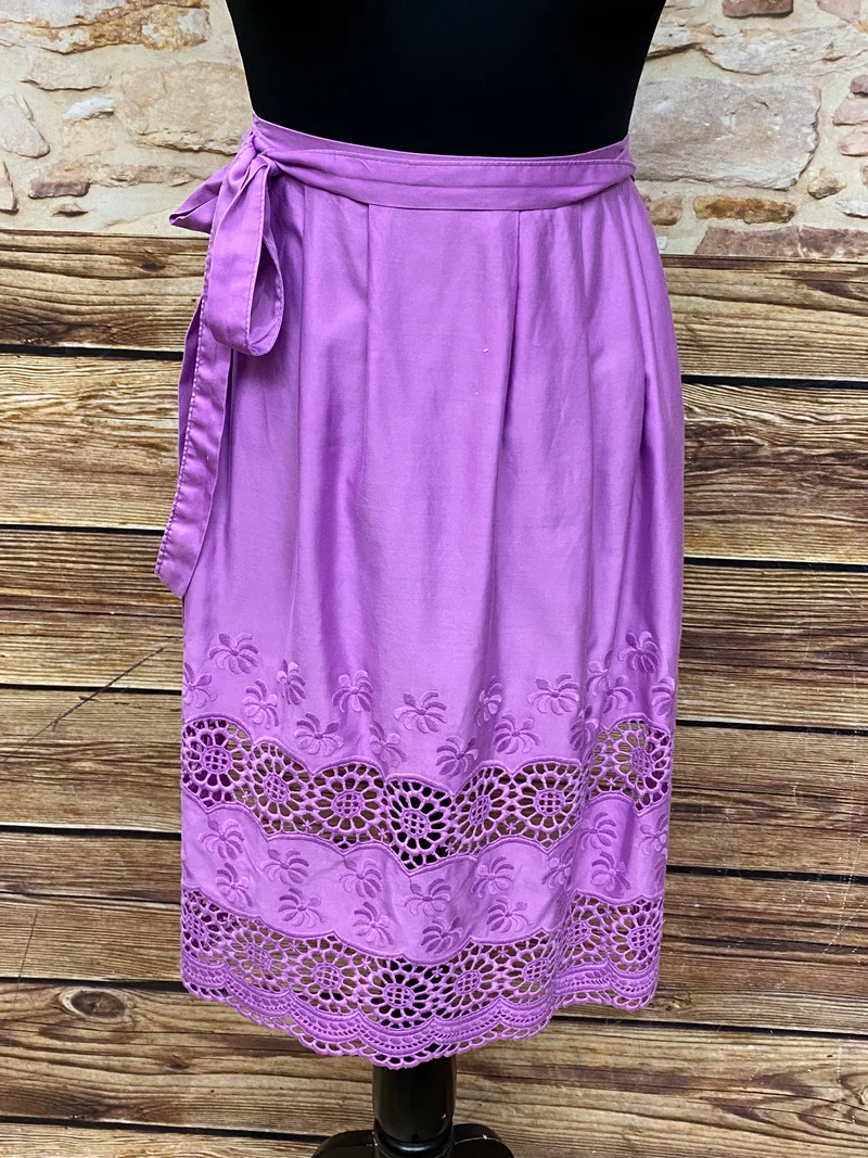 Vintage Dirndlschürze lila mit Lochstickerei – Trachten Schürze Damen
