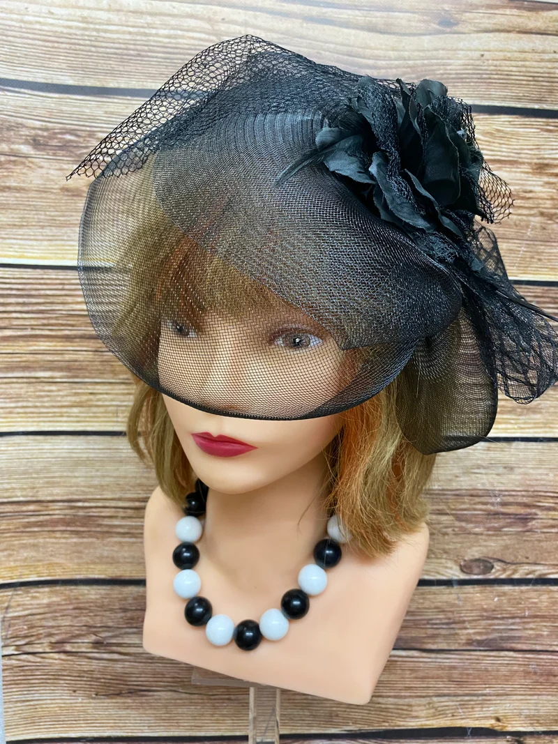 Accessoires Damen, Fascinator und Perlenkette