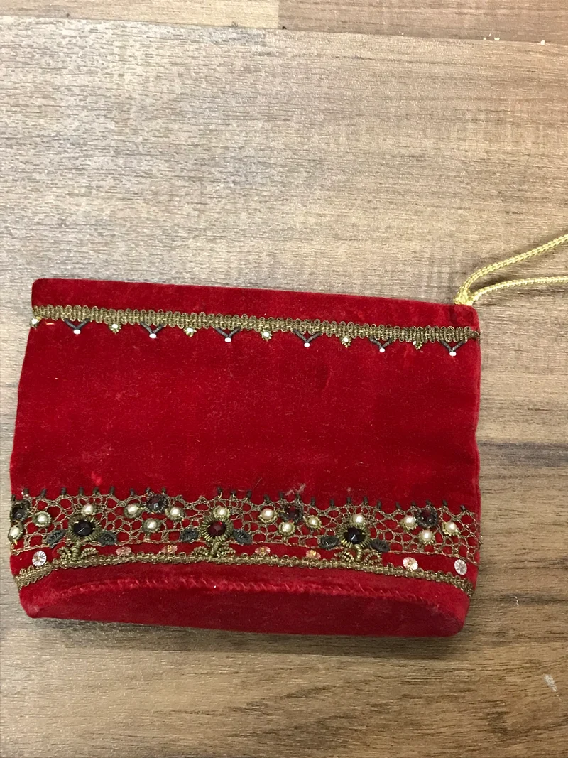 Vintage Samttasche Rot mit Perlen & Goldborte – Unikat