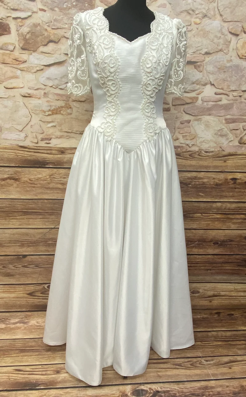 Vintage Brautkleid aus Satin mit Perlenapplikationen – Gr. 36