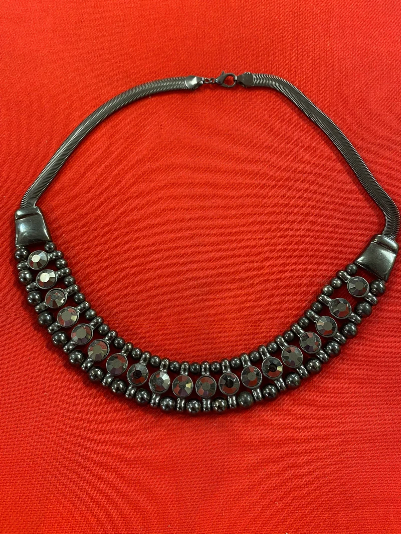 Vintage Statement Kette anthrazit mit Schmucksteinen