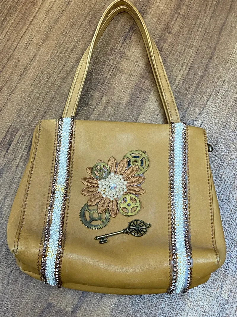 Steampunk-Handtasche aus hellbraunem Leder