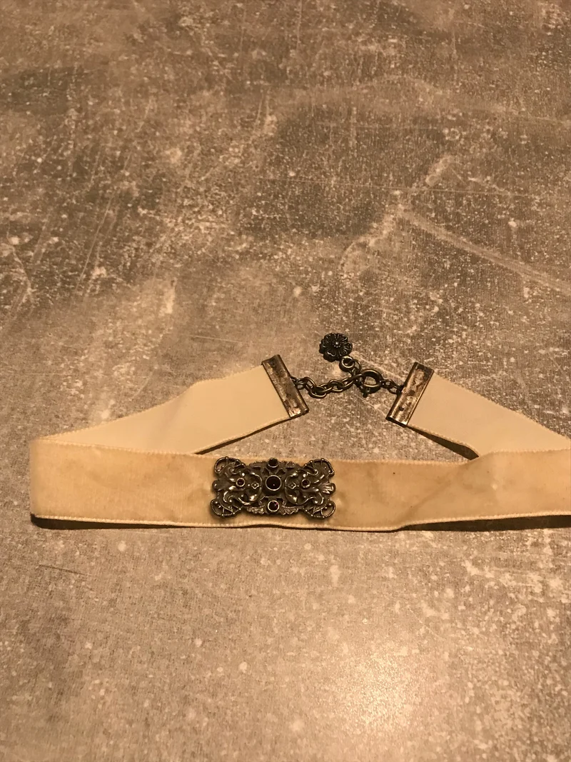 Vintage Kropfband creme - Samt mit Ornamentbrosche – Einheitsgröße