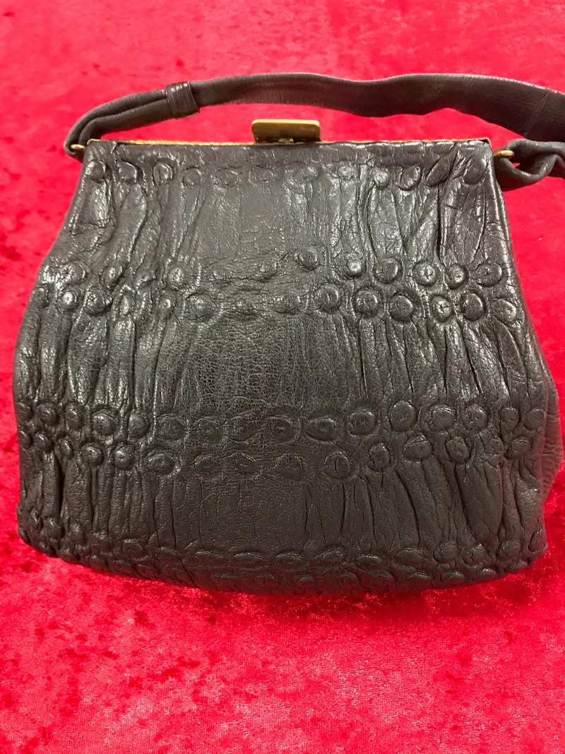 Schwarze Vintage Handtasche aus Echtleder mit geprägtem Muster – 20 x 18 cm